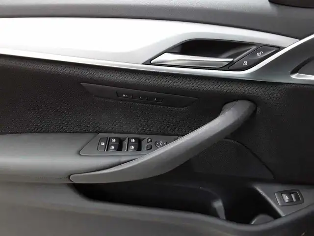 BMW 5 Series view 4