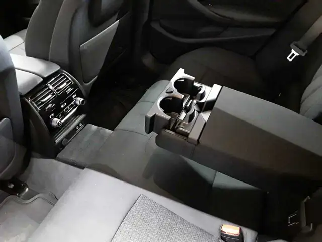BMW 5 Series view 8
