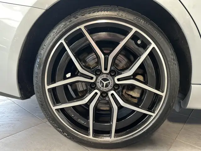 Mercedes-Benz 220 view 3