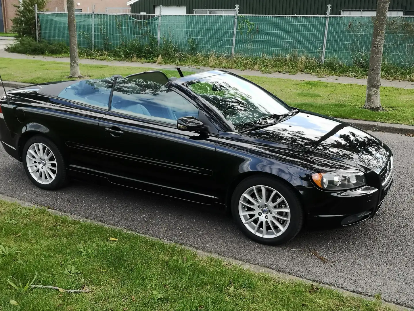 Volvo C70 2.4 D5 Momentum Zwart - 1