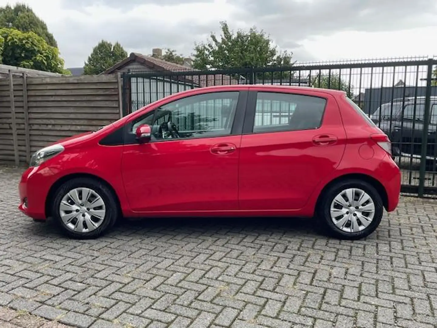 Toyota Yaris 1.0 VVT-i Comfort 5 DEURS AIRCO Rouge - 2