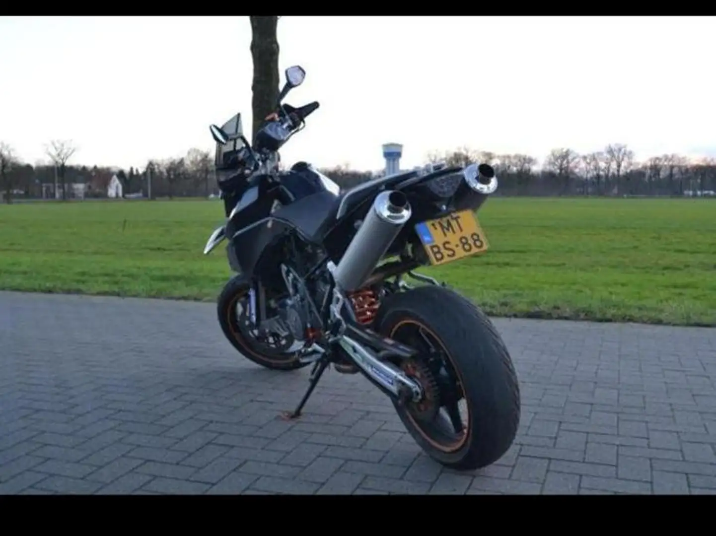 KTM 990 Supermoto Zwart - 2