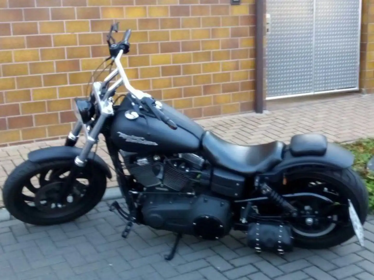 Harley-Davidson Dyna Street Bob Negro - 2