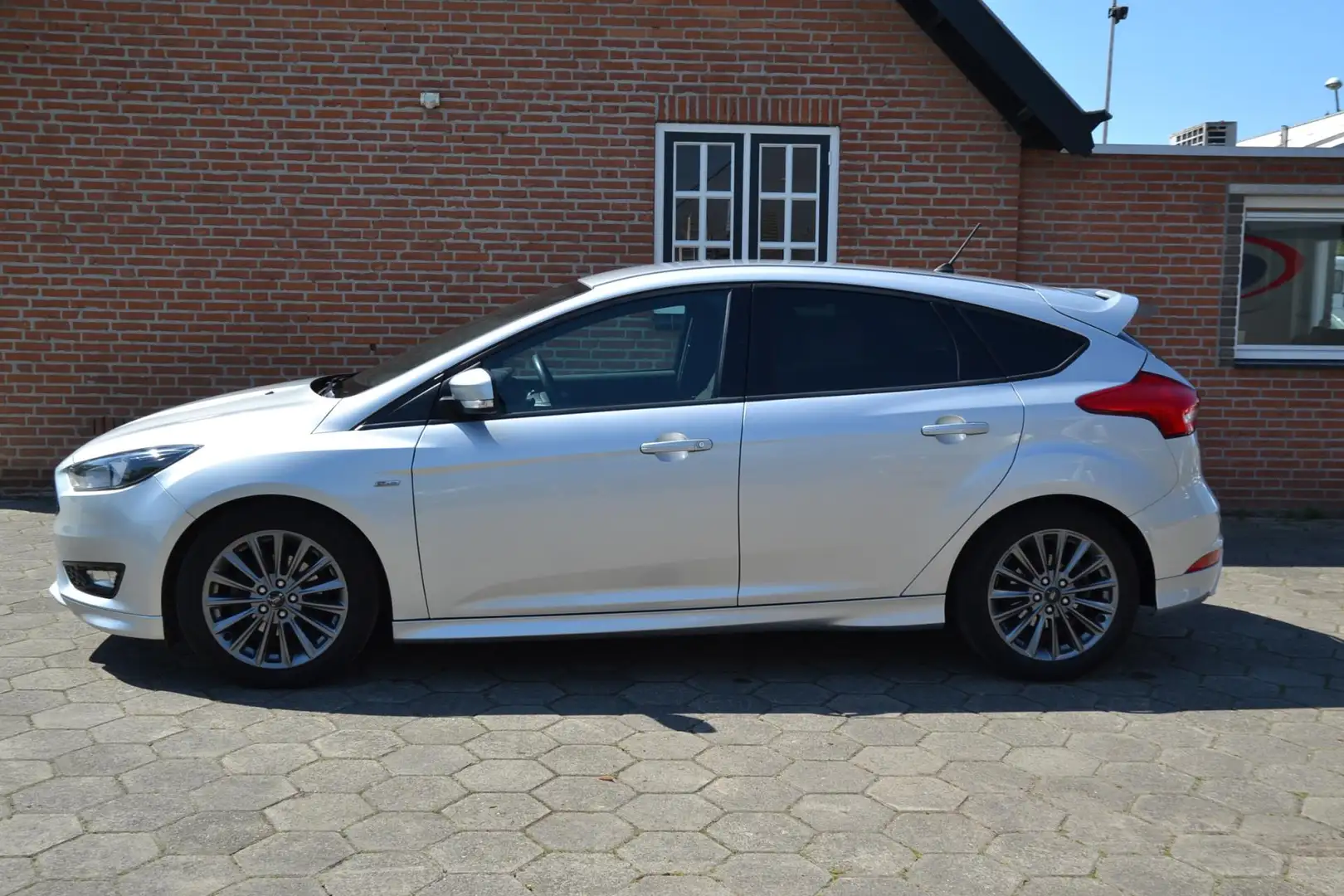 Ford Focus 1.0 ST-Line - 1e eigenaar - Airco - Navigatie - Cr Grijs - 2