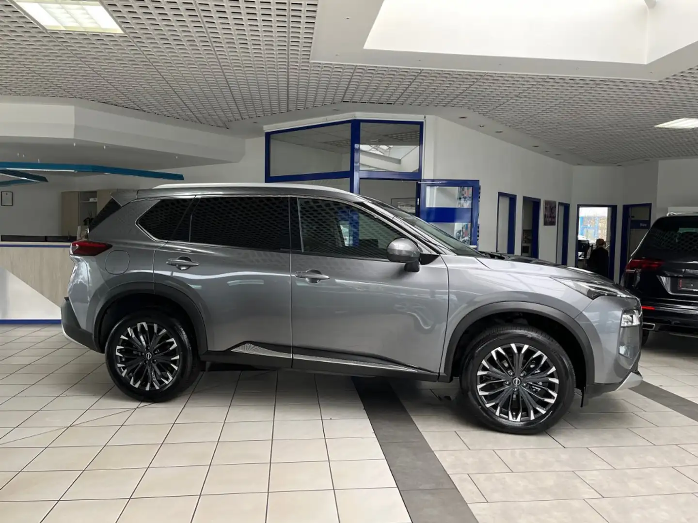 Nissan X-Trail 1.5 VC-T MHEV Xtronic Tekna+Premium Grau - 2