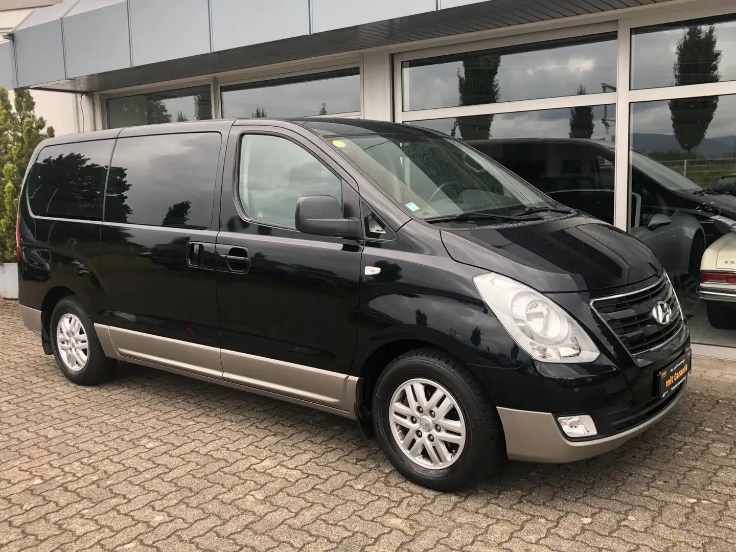 Hyundai H-1 2.5 CRDi Travel Family Automatik Schwarz - 2