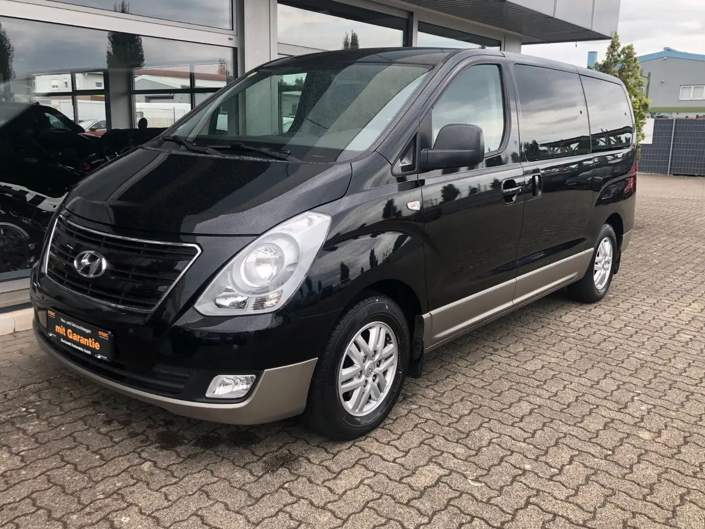 Hyundai H-1 2.5 CRDi Travel Family Automatik Schwarz - 1