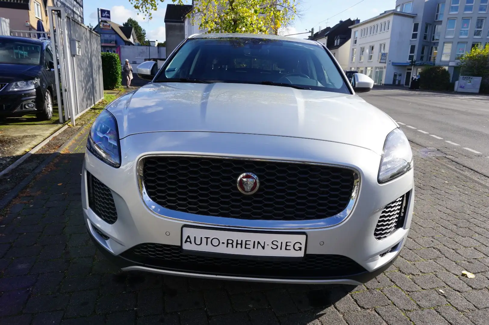 Jaguar E-Pace E-PACE Basis AWD TÜV neu& 1 Jahr Garantie Silber - 2