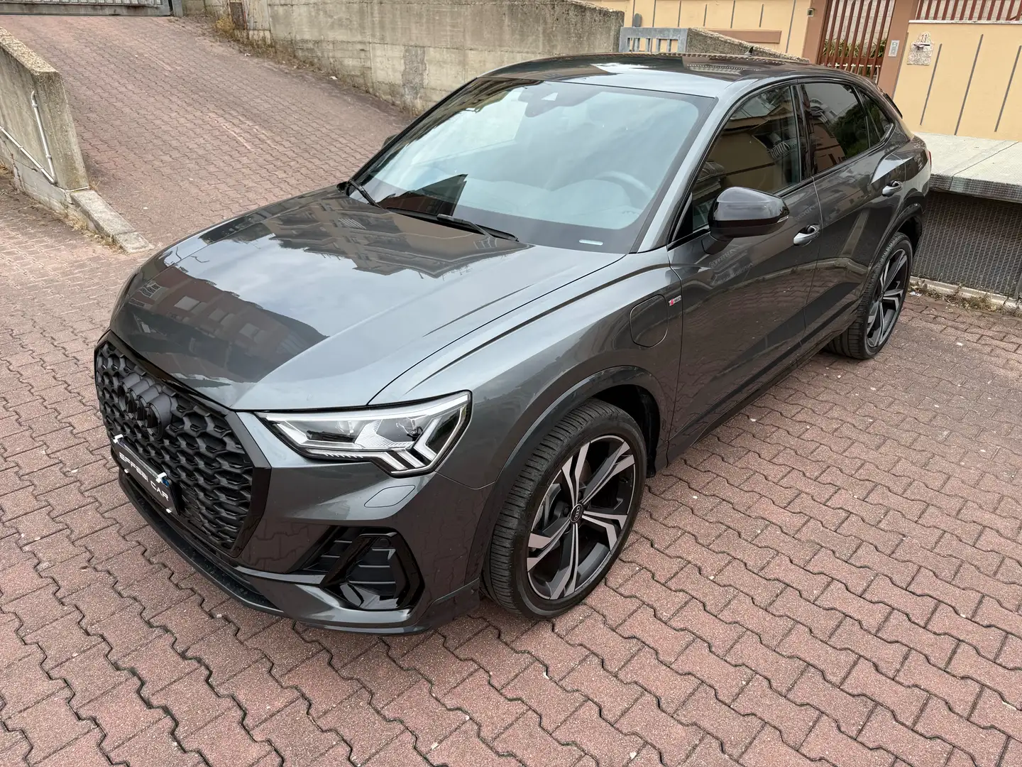 Audi Q3 Sportback 45 TFSI e Identity Black S-Line S-Tronic Gris - 1