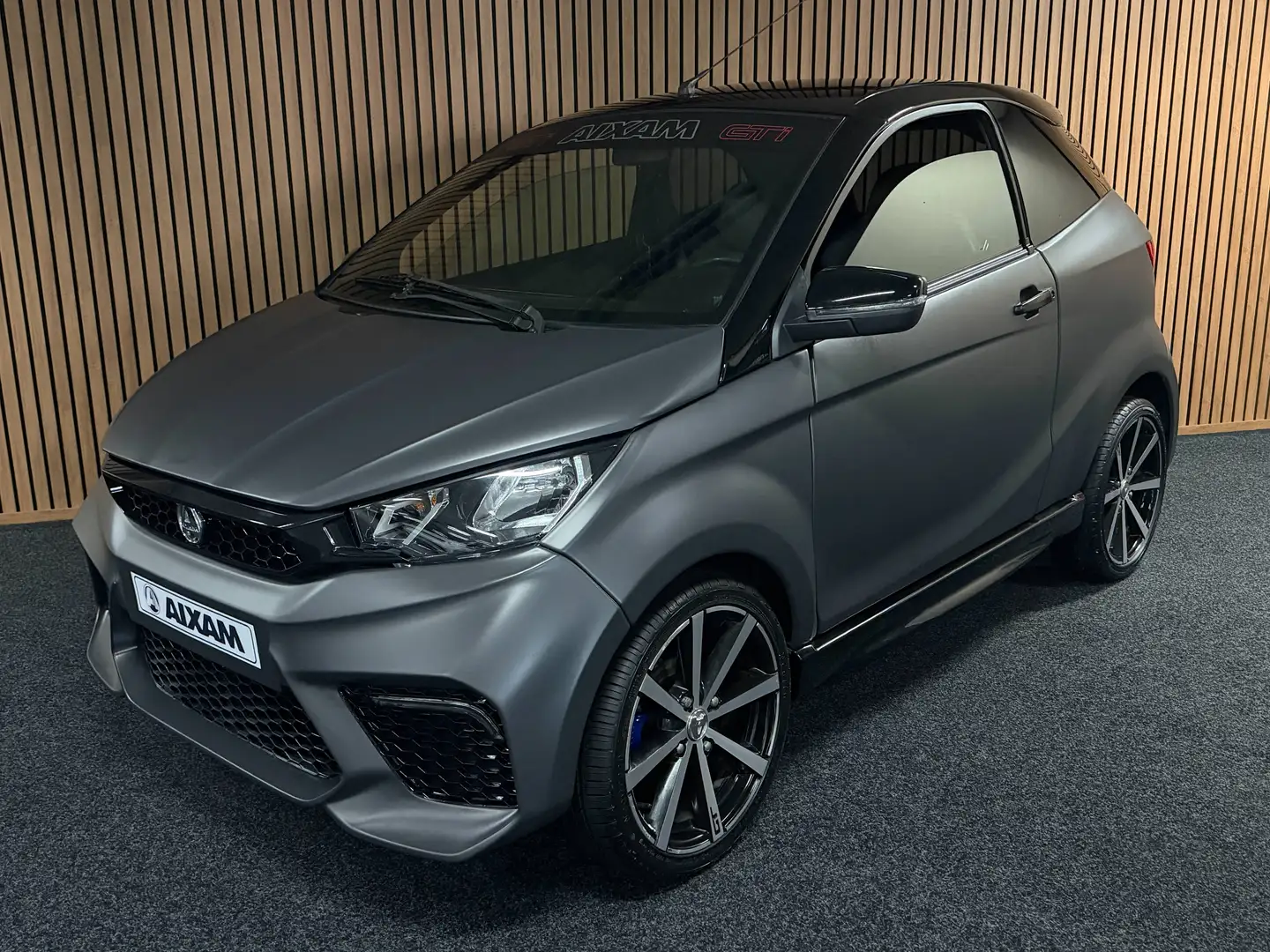 Aixam GTI Coupe Matt Grau 2023 / Apple Carplay / Spotify / DAB+ / 8 PS Kubota Motor Grau - 2
