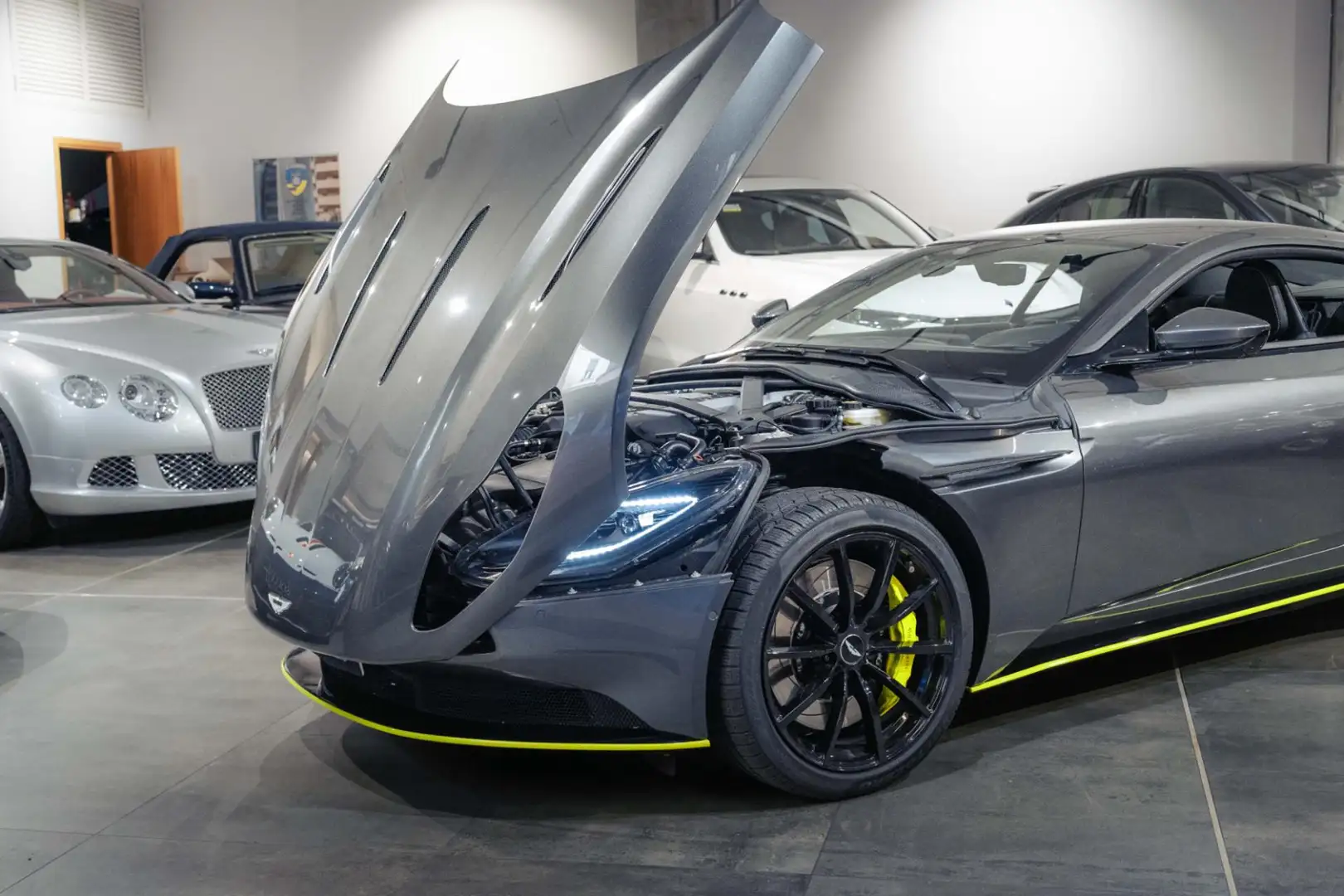 Aston Martin DB11 V12 Coupe 5.2 V12 AMR auto Grigio - 2