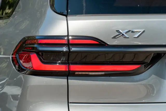 BMW X7 view 7