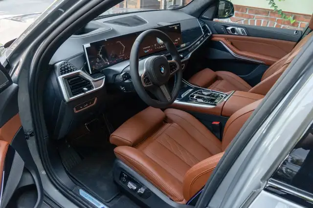 BMW X7 view 11