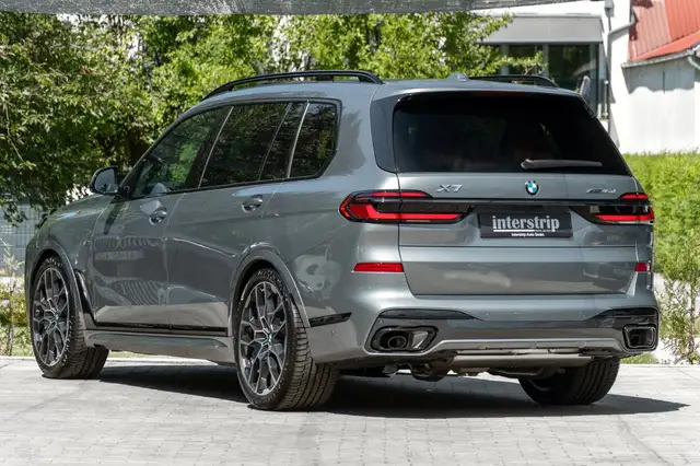 BMW X7 view 4