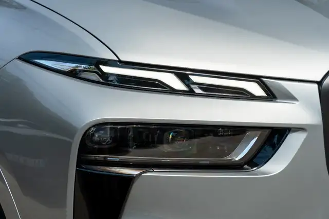 BMW X7 view 8