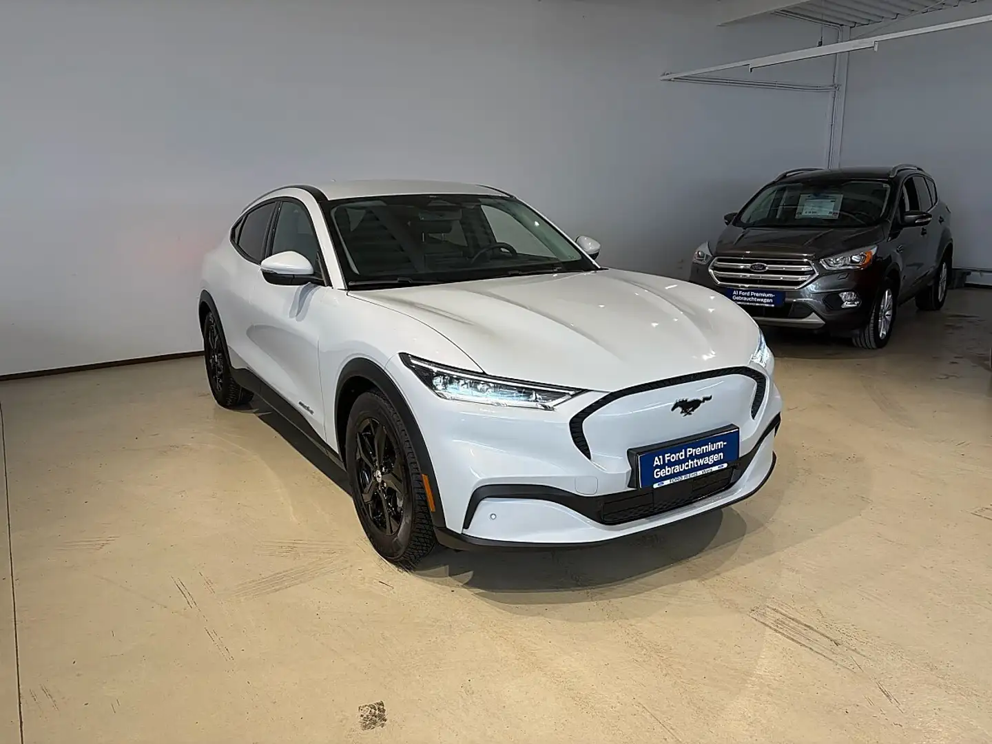 Ford Mustang Mach-E Elektro 68kWh Standard Range Blanc - 1