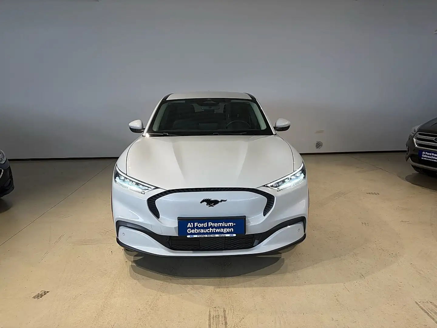 Ford Mustang Mach-E Elektro 68kWh Standard Range Blanc - 2