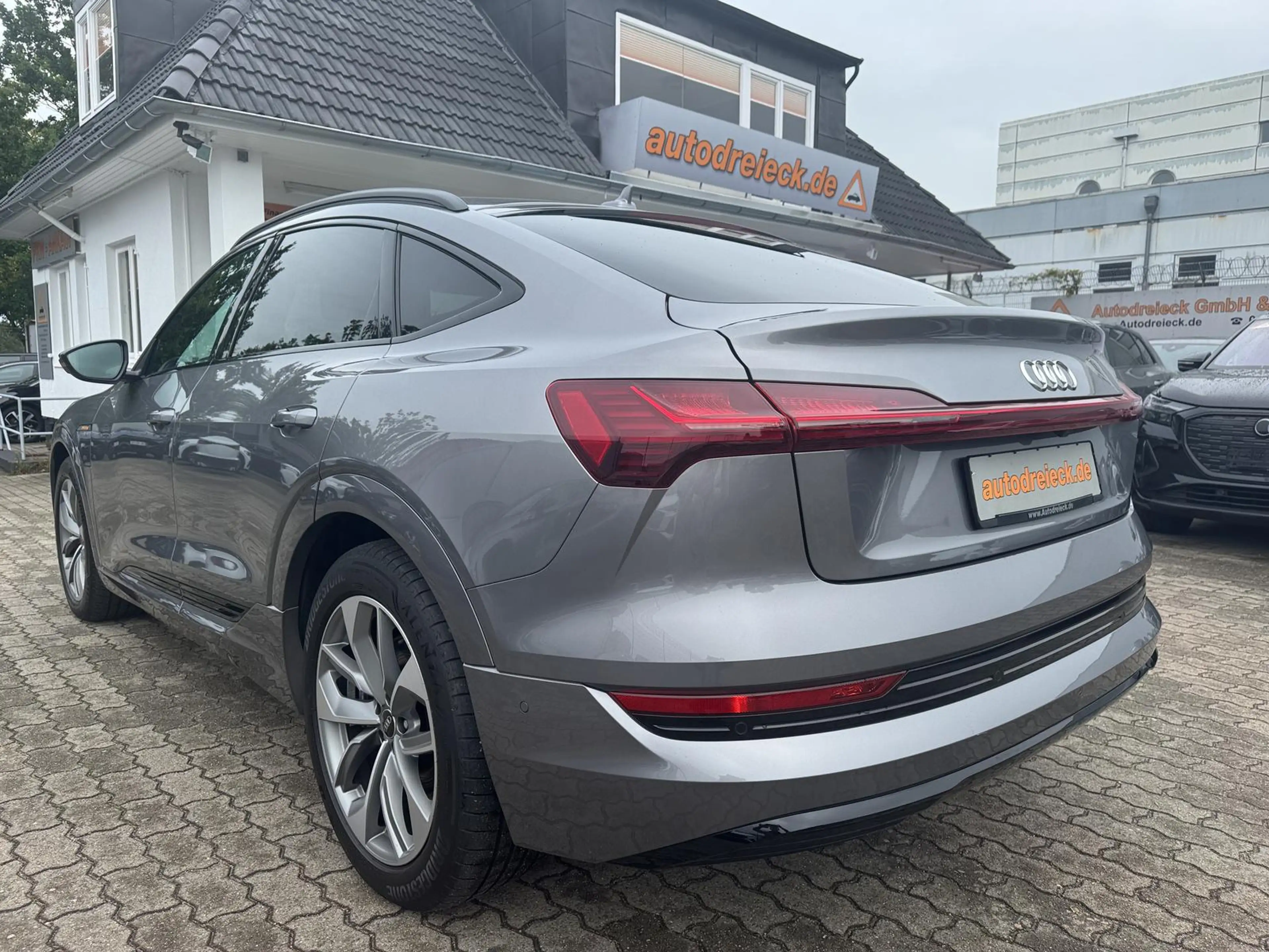 Audi e-tron Sportback 55 ACC AHK HuD NIGHT B&O KAM. — photo 9
