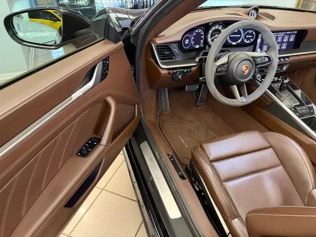 Porsche 911 view 7