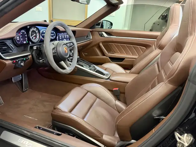 Porsche 911 view 8