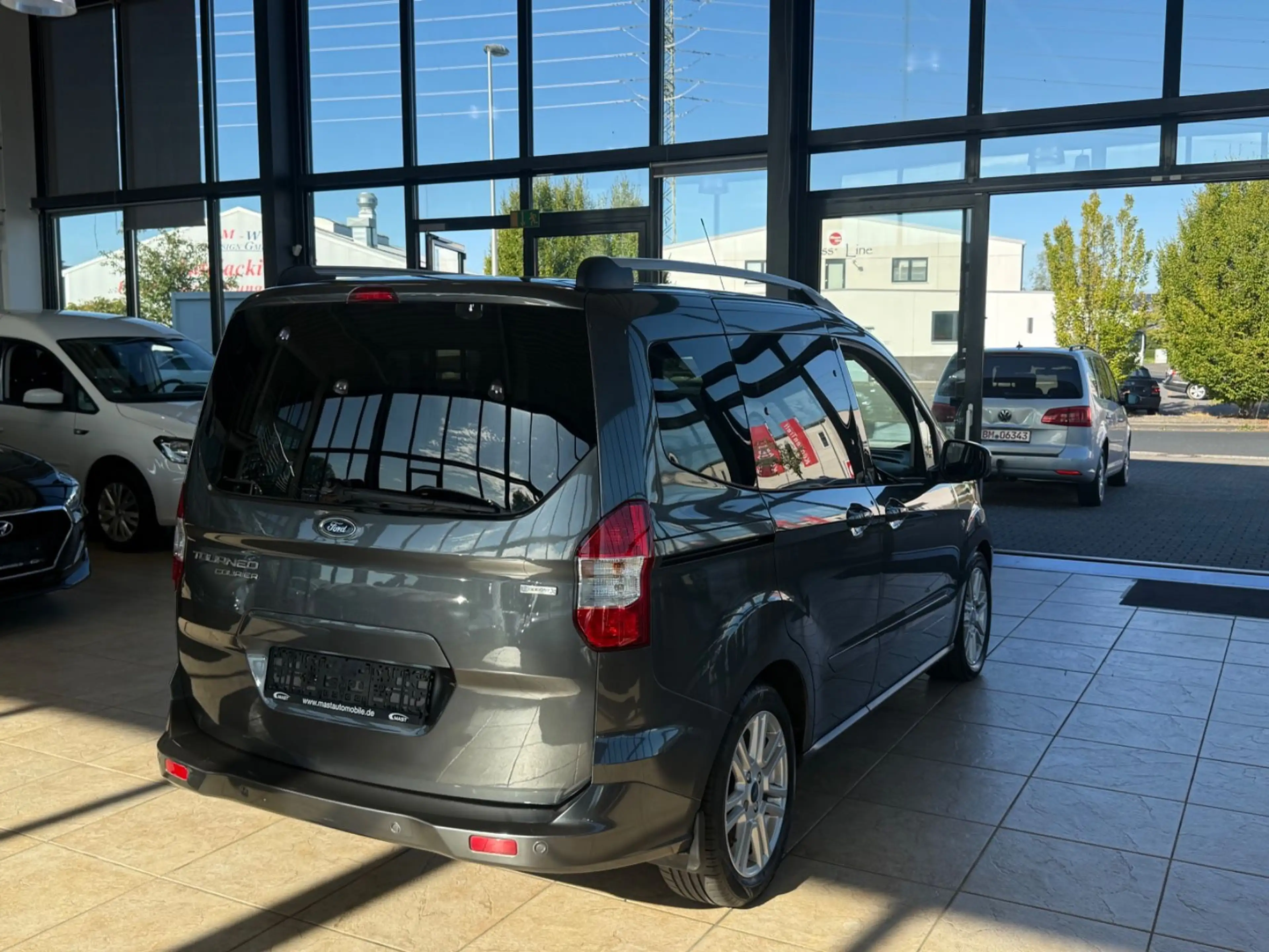 Ford Tourneo Courier Titanium — photo 3