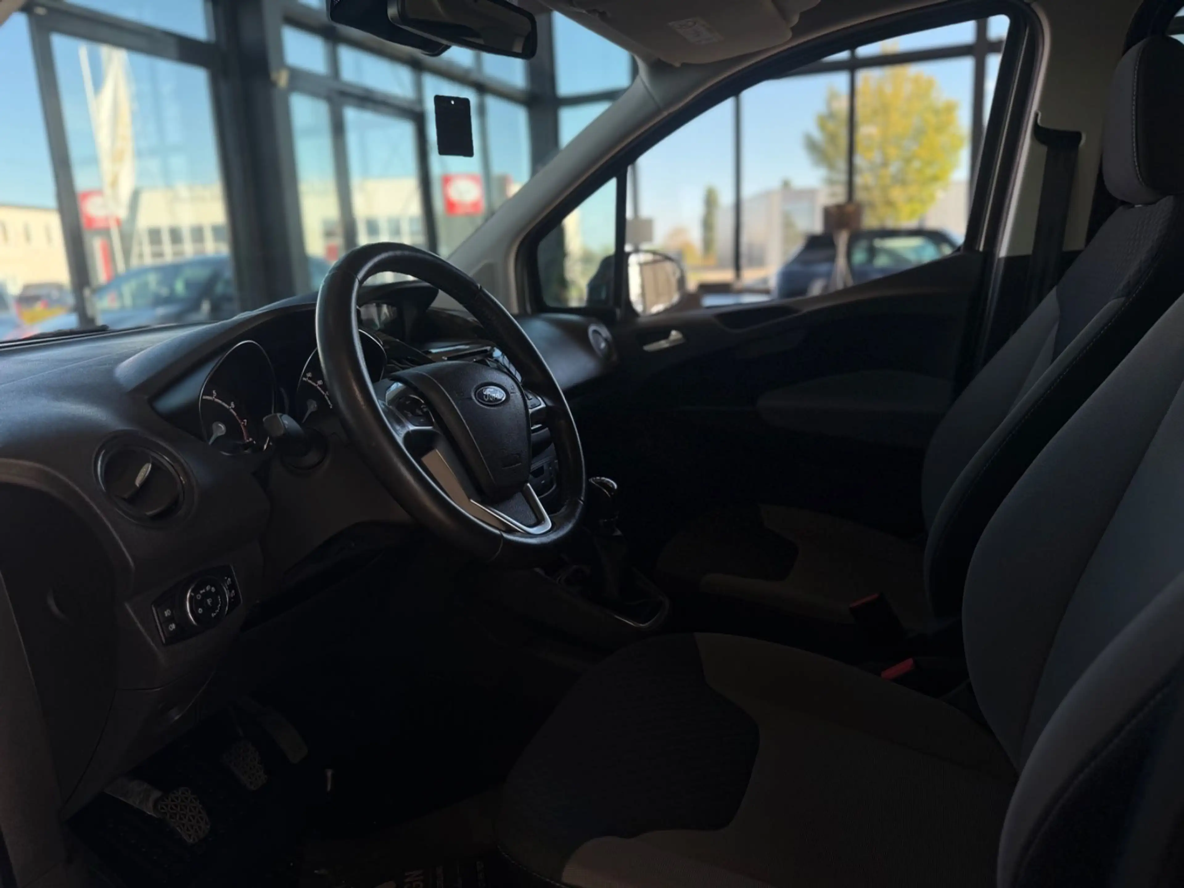 Ford Tourneo Courier Titanium — photo 6