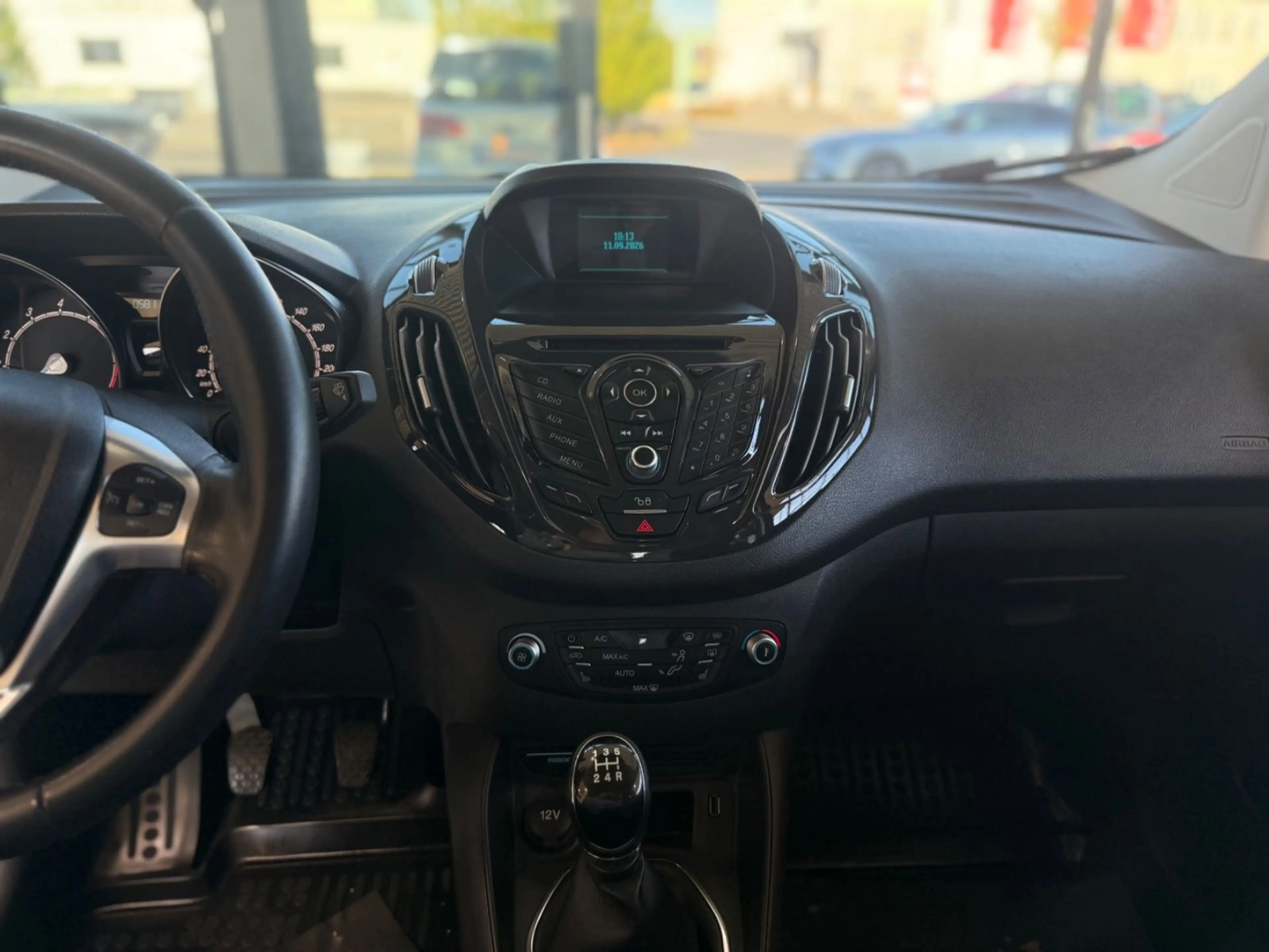 Ford Tourneo Courier Titanium — photo 9