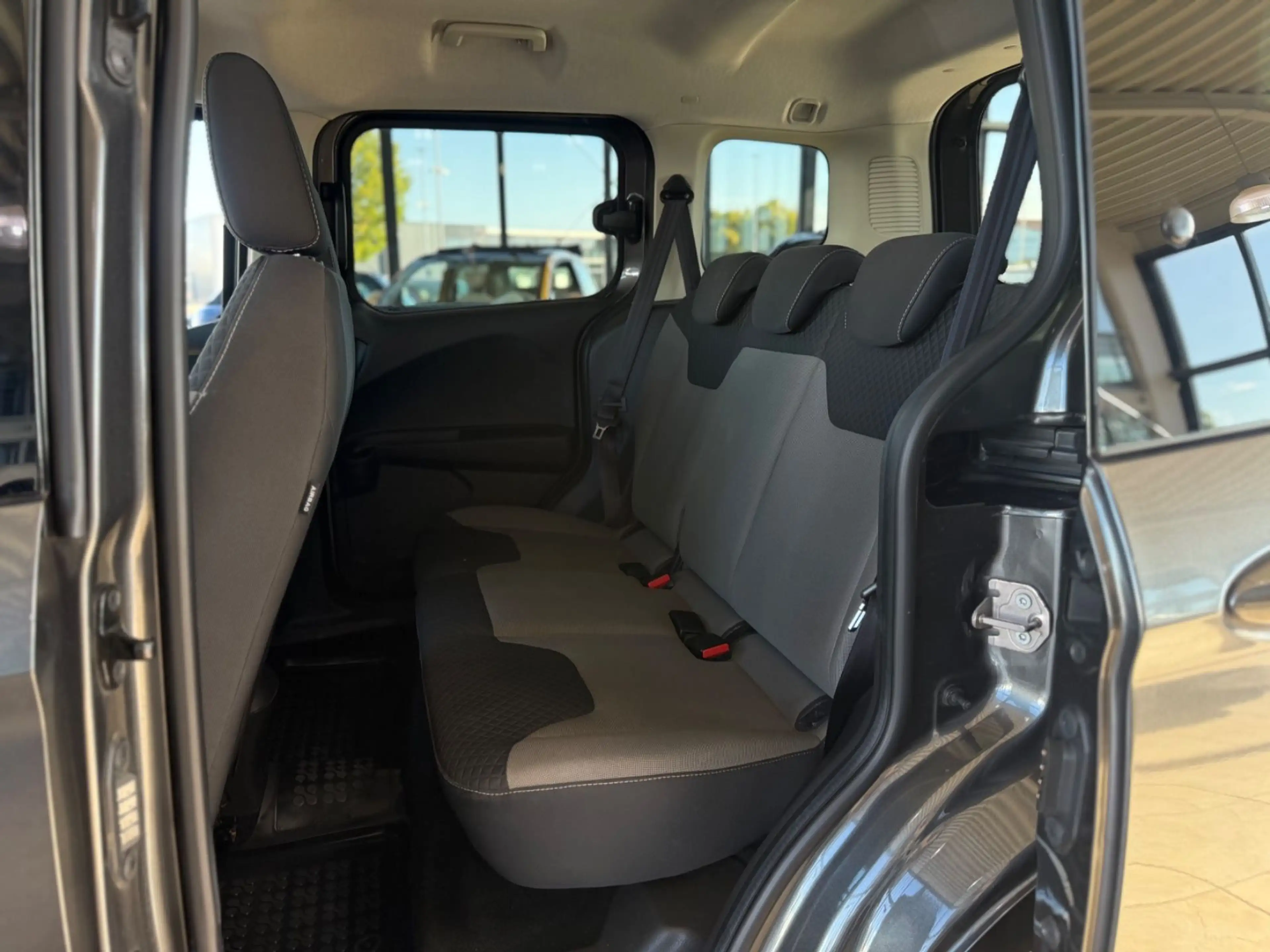 Ford Tourneo Courier Titanium — photo 11