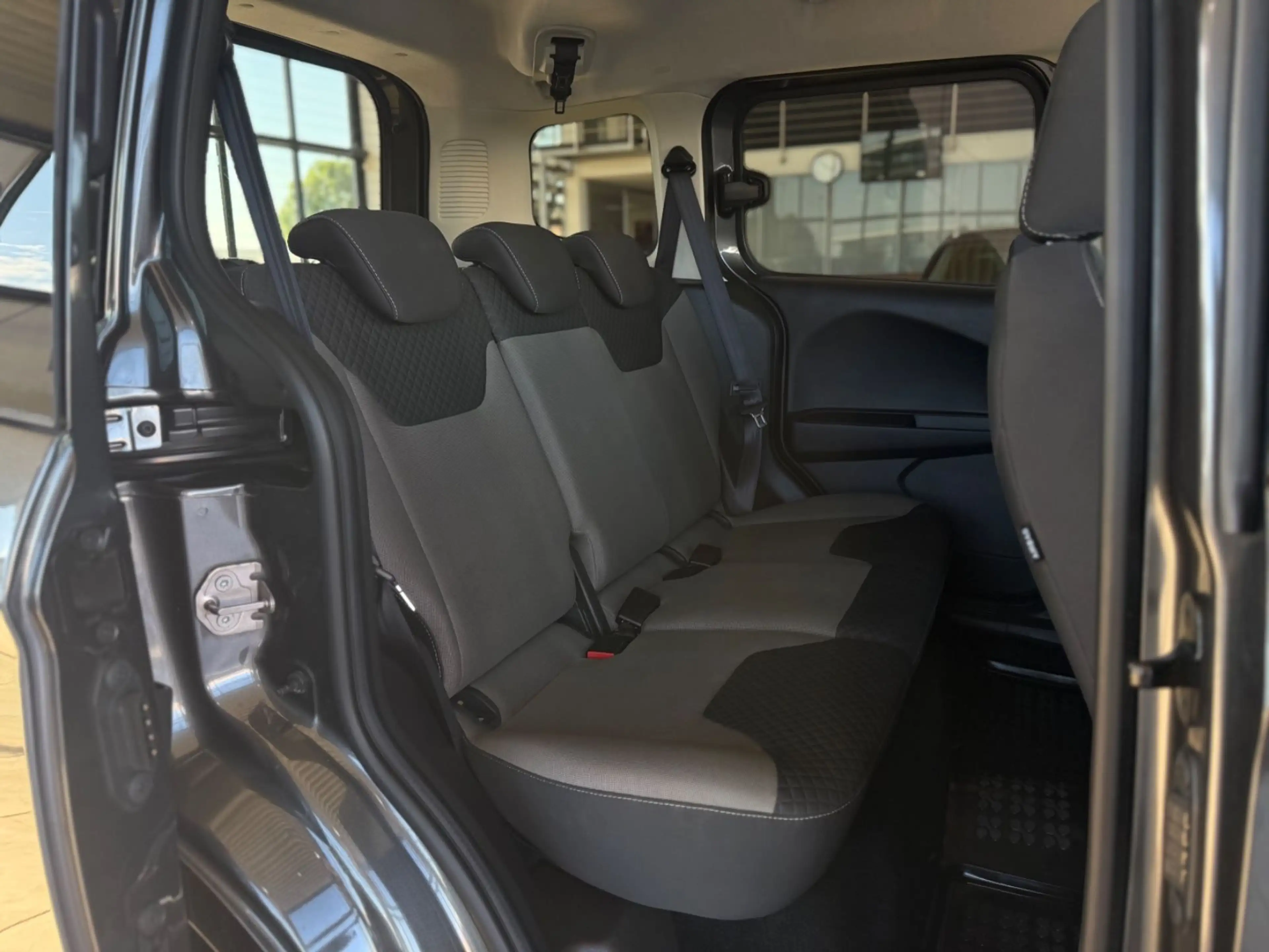 Ford Tourneo Courier Titanium — photo 14
