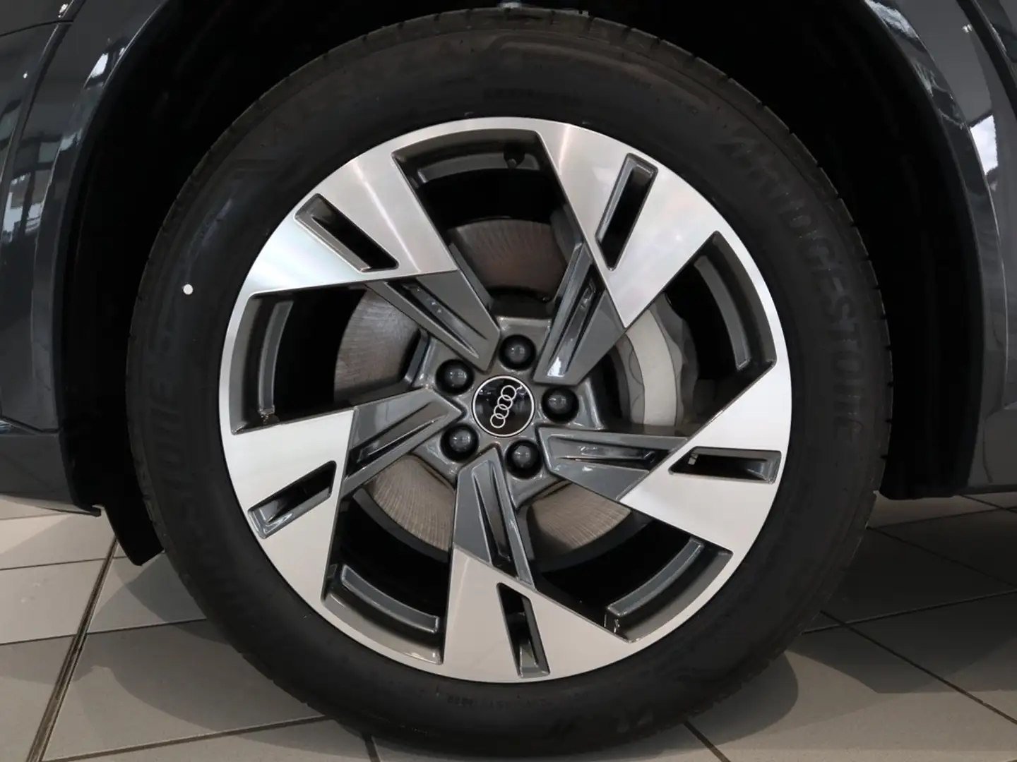Audi Q8 Sportb. e-tron 50 qu. advanced AHK 360° ACC Grau - 2