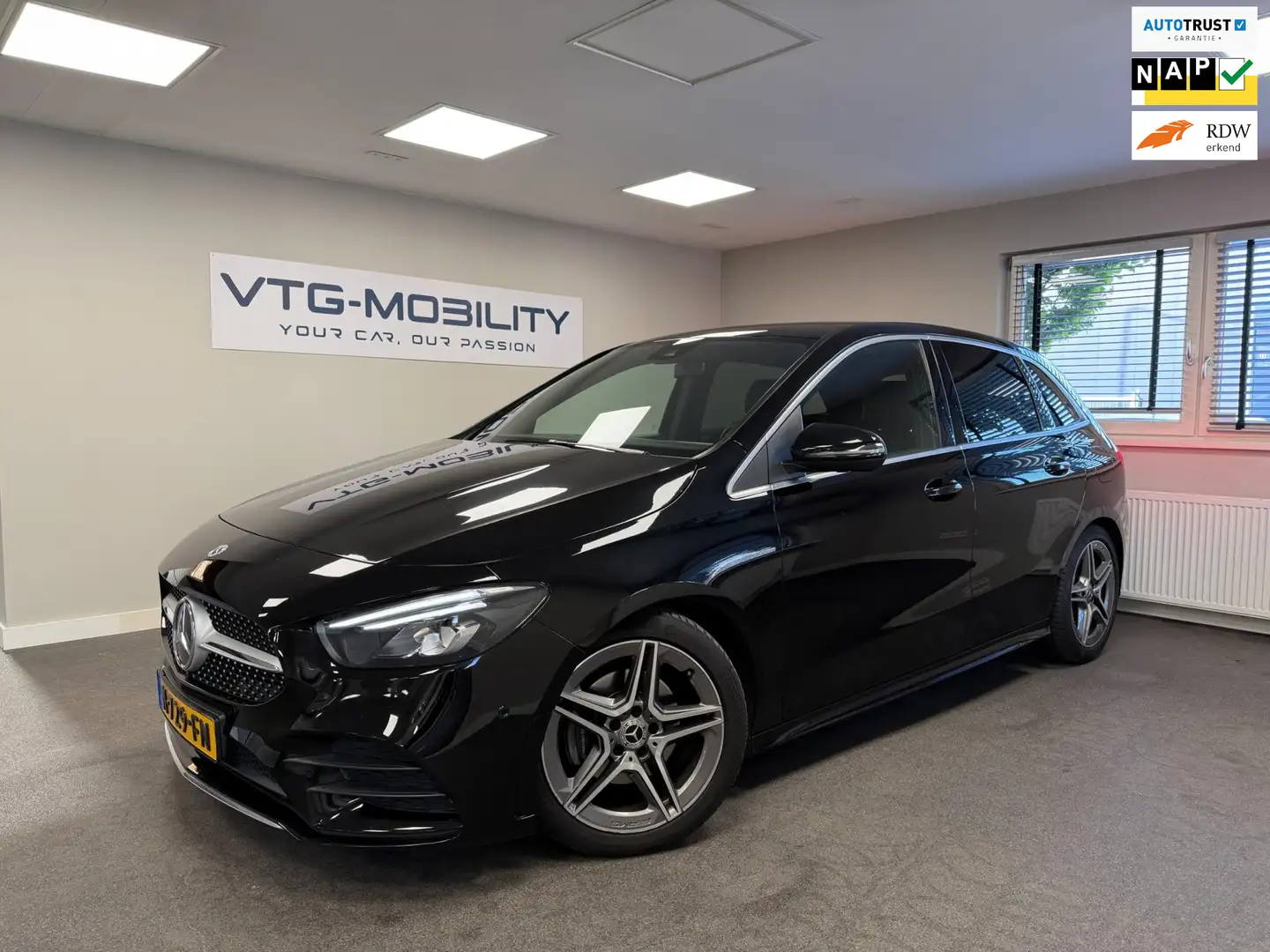 Mercedes-Benz B 180 Business Solution AMG MultiMedia|Sfeerverl.|Climat Zwart - 1