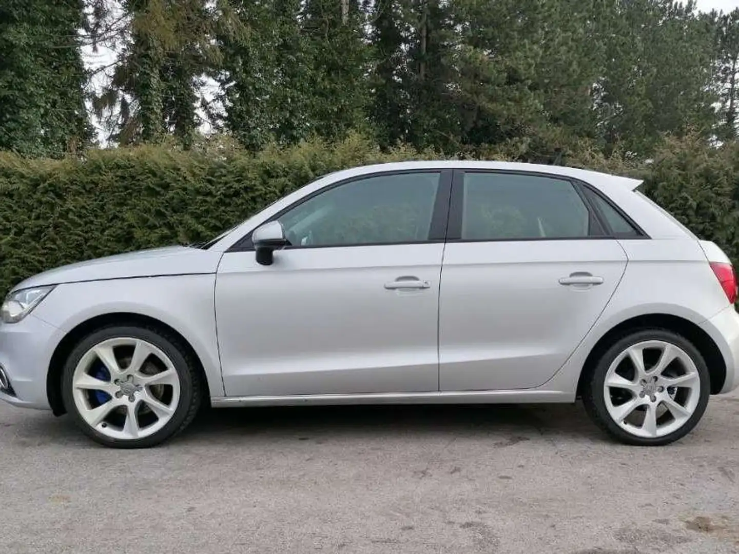 Audi A1 A1 SB 1,6 TDI Attraction Attraction Silber - 2