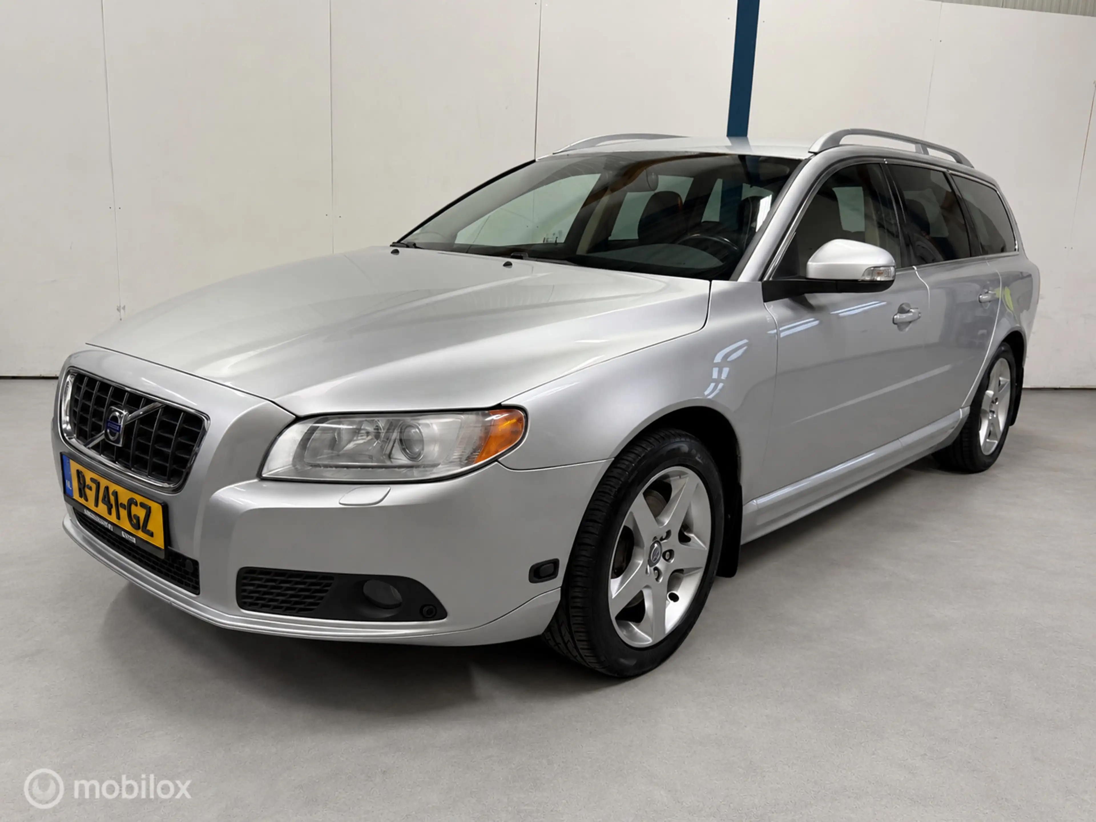 Volvo V70 2.5FT Summum AUTOMAAT / LEER