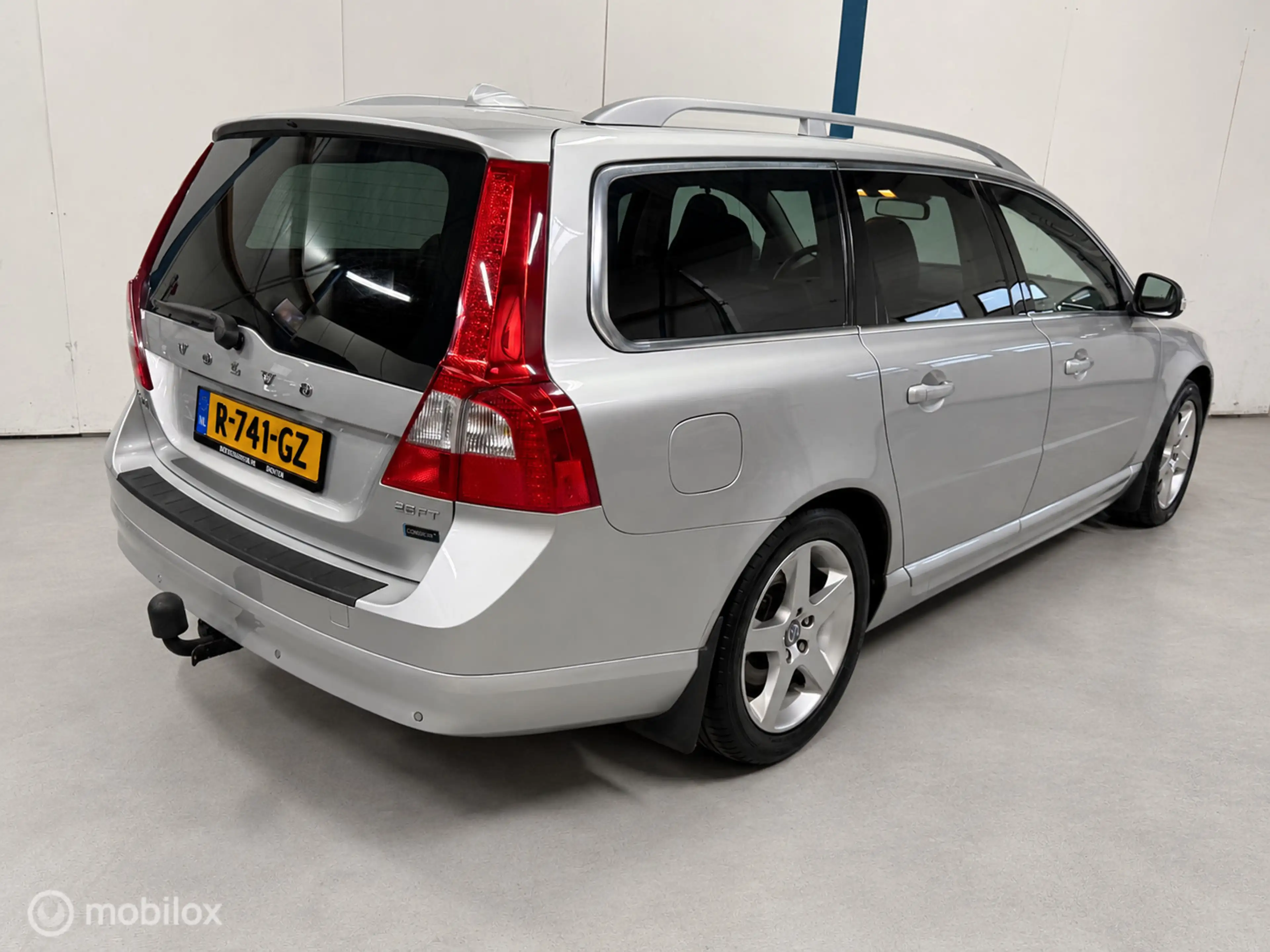 Volvo V70 2.5FT Summum AUTOMAAT / LEER — photo 2