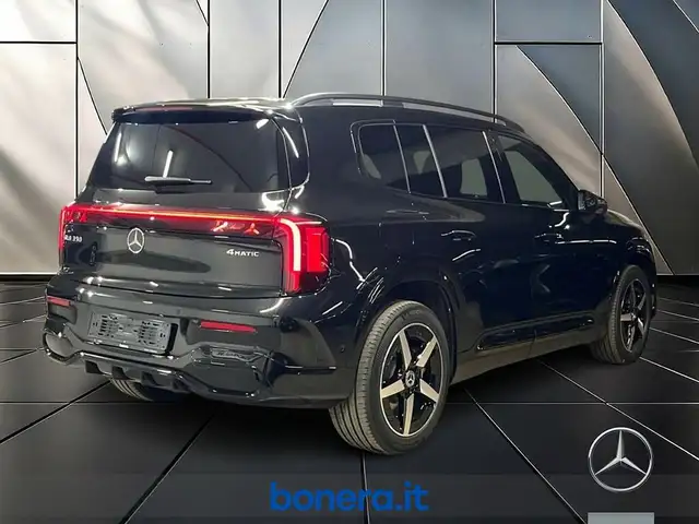 Mercedes-Benz GLB view 3