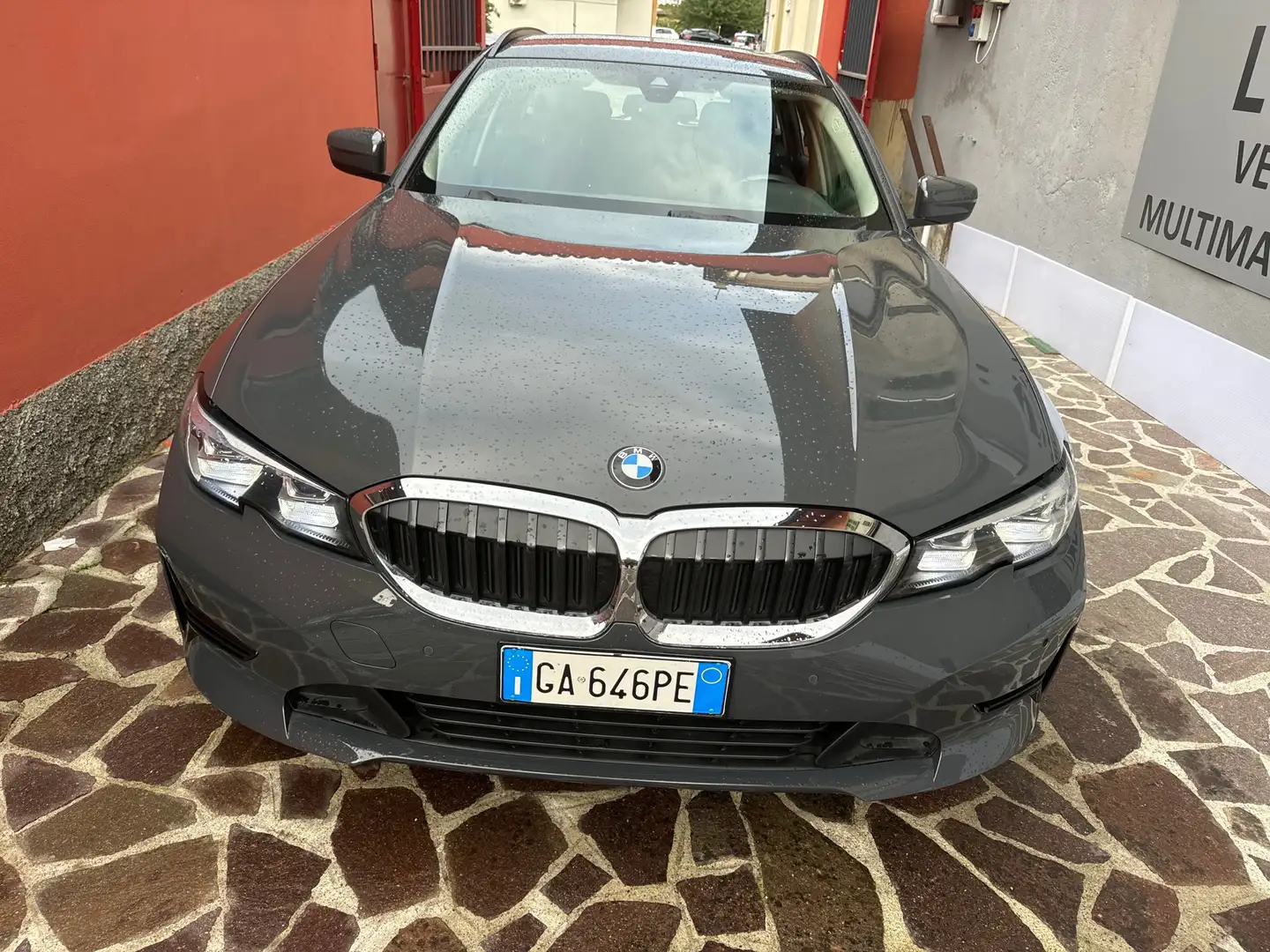 BMW 318 318d Touring Business Advantage Gris - 1