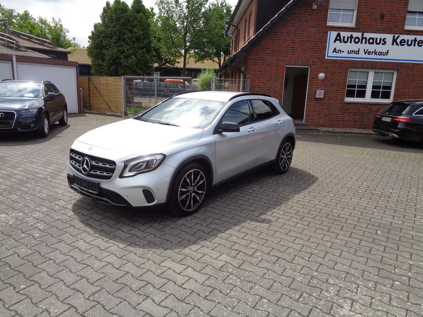 Mercedes-Benz GLA 200 CDI Aut.,Navi, Kam., Night, 19", Urban, Silber - 1