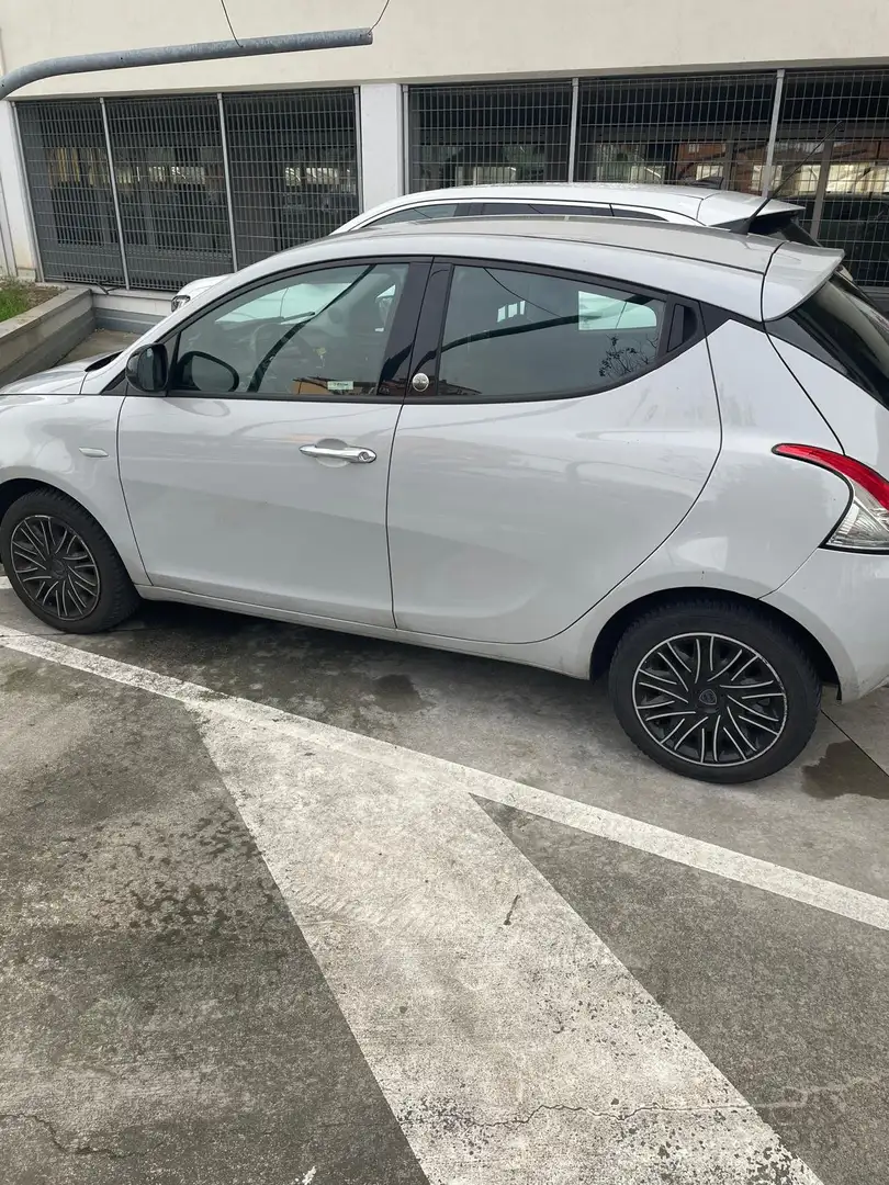 Lancia Ypsilon LANCIA YPSILON 1.2 GOLD ECOCHIC GPL 69CV (2018) Argent - 2