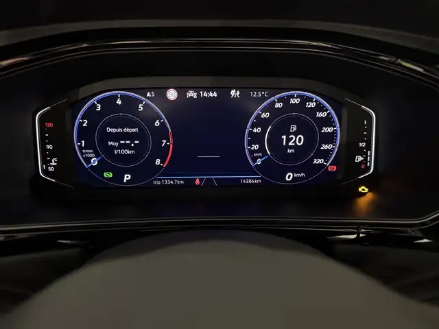 Volkswagen T-Roc view 2