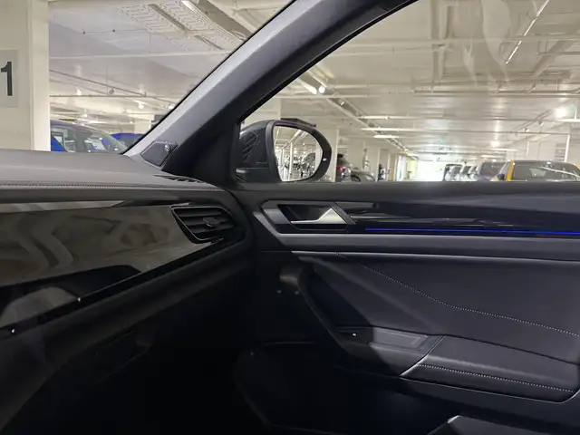 Volkswagen T-Roc view 9