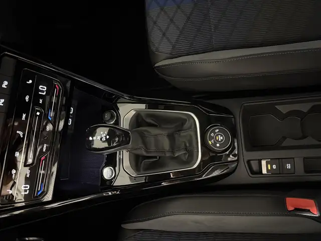 Volkswagen T-Roc view 10