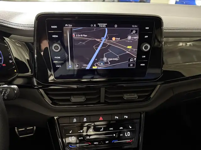 Volkswagen T-Roc view 3