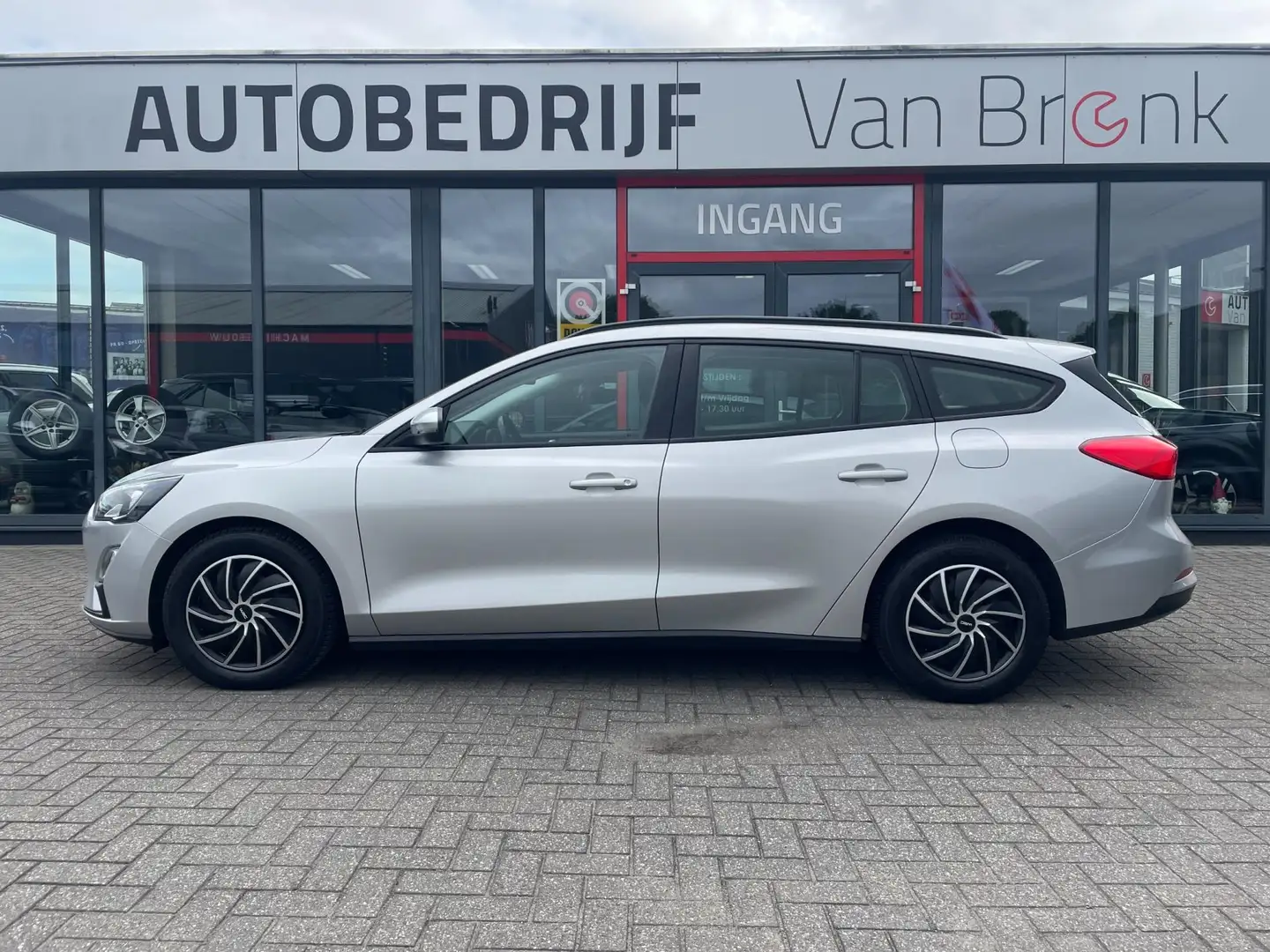 Ford Focus Wagon 1.0 EcoBoost Trend Edition Business | PDC Grijs - 2