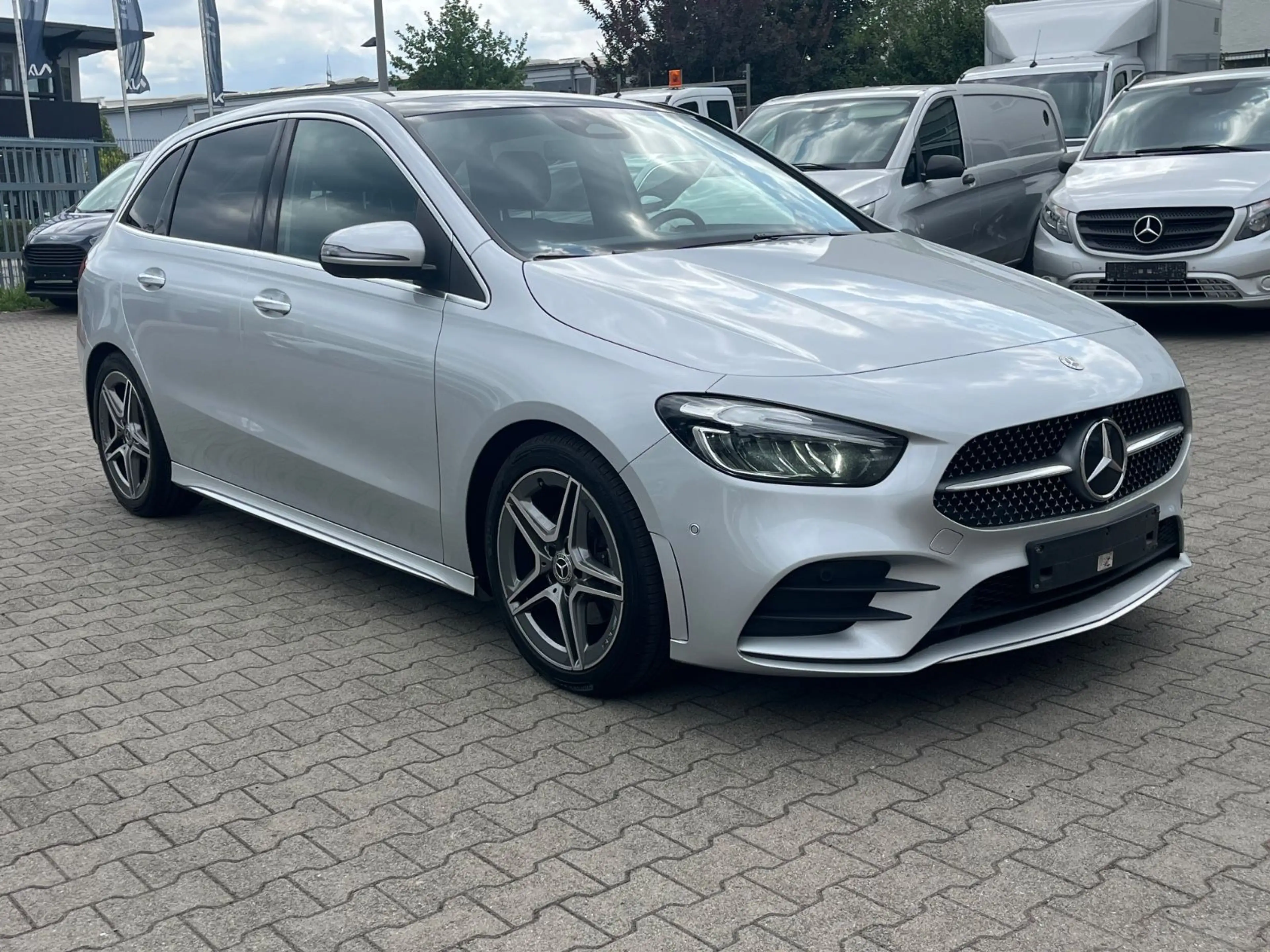 Mercedes-Benz B 200 AMG *Pano *AHK *LED — photo 2