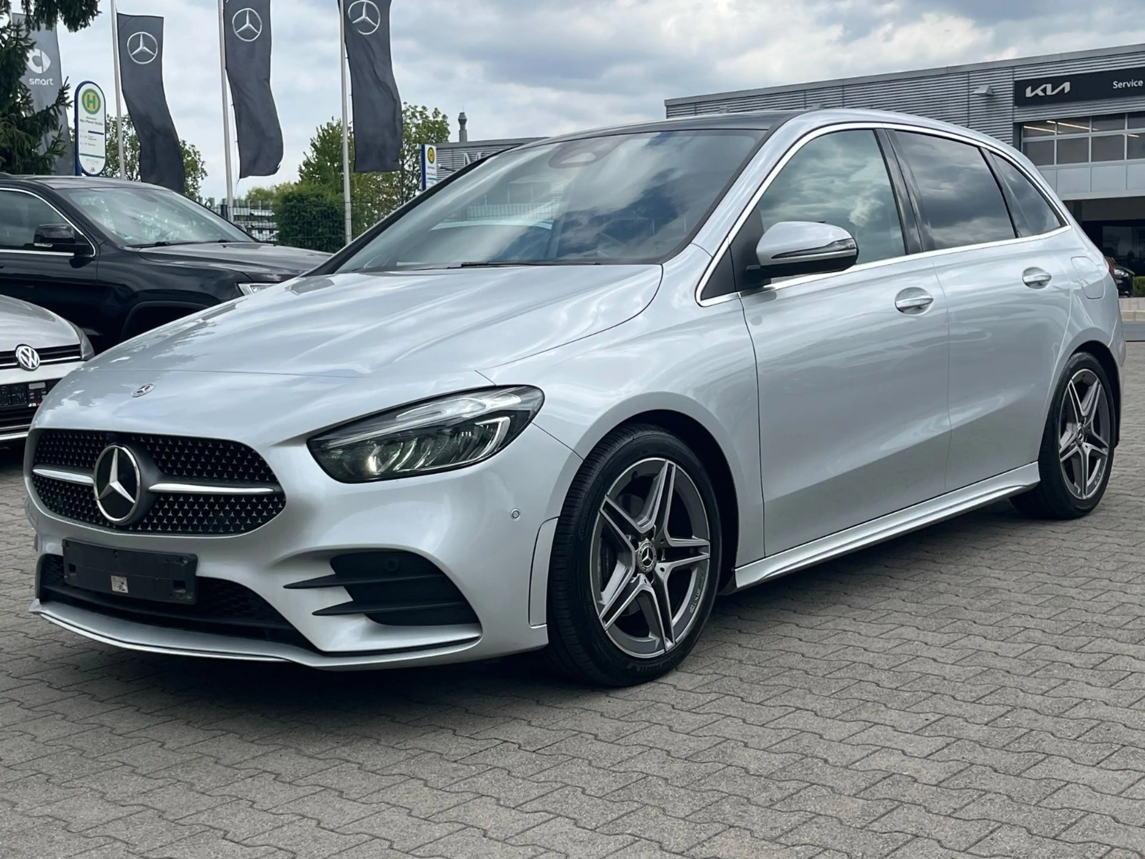 Mercedes-Benz B 200 AMG *Pano *AHK *LED