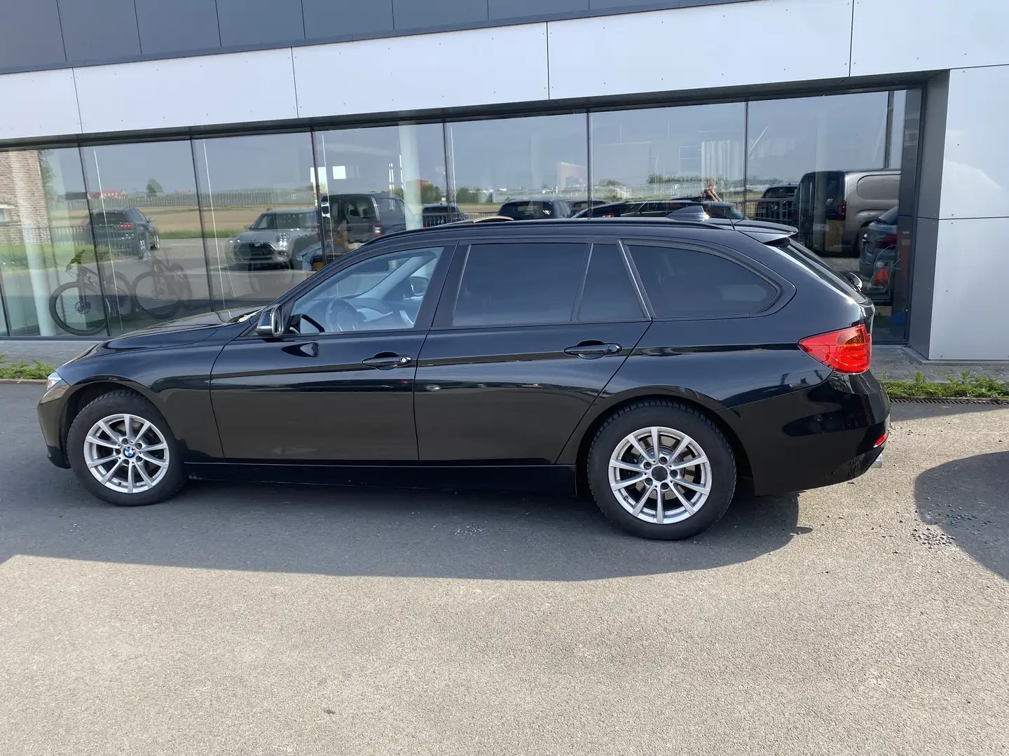 BMW 318 d Touring pano dak/navi/leder/trekhaak Zwart - 1