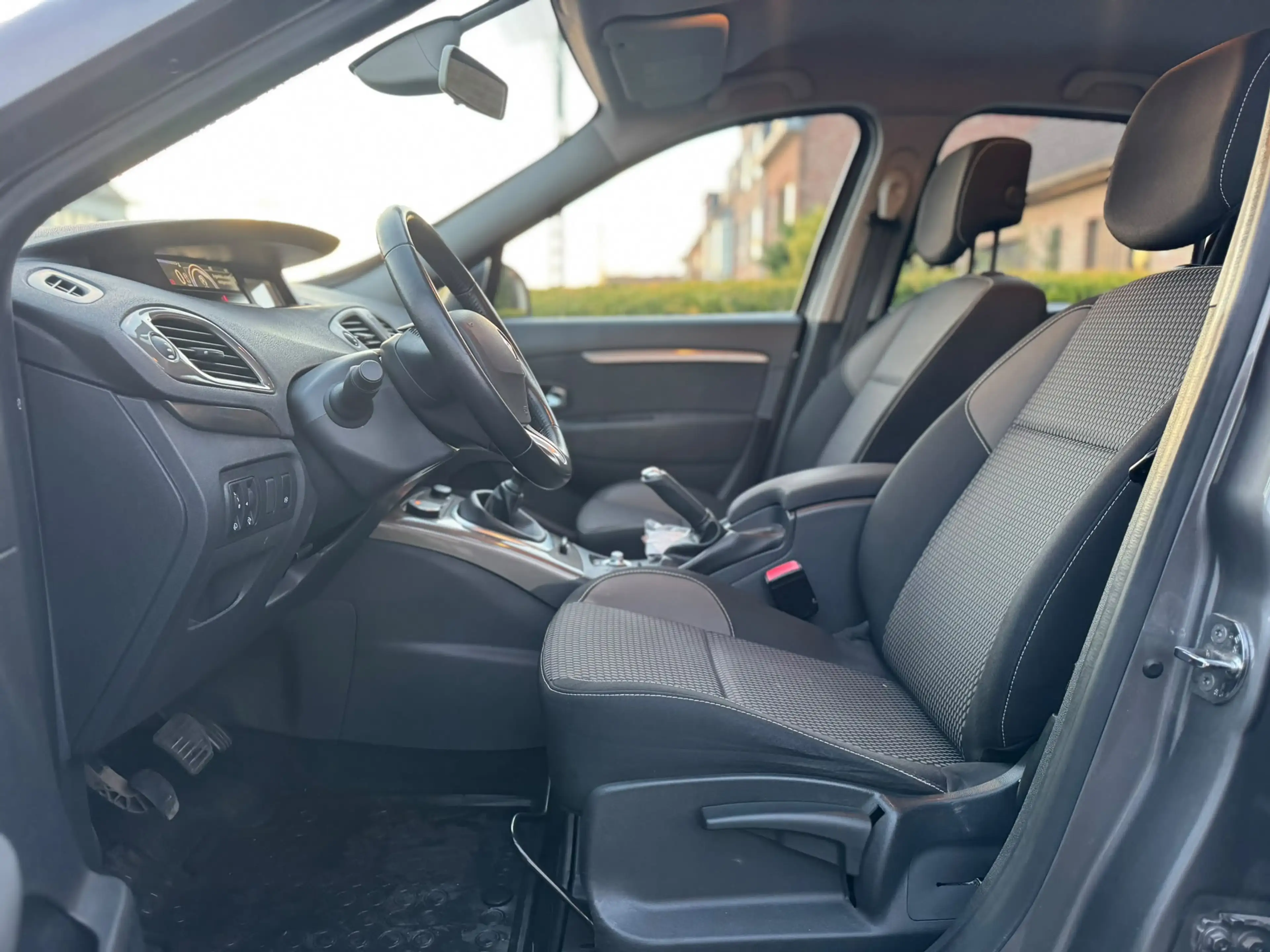 Renault Scenic Scénic XMOD 1.2 TCe // Climatisation automatique // Première main // Attache remorque // Navigation — photo 7