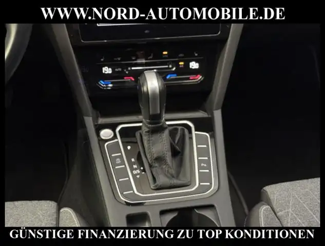 Volkswagen Passat view 22
