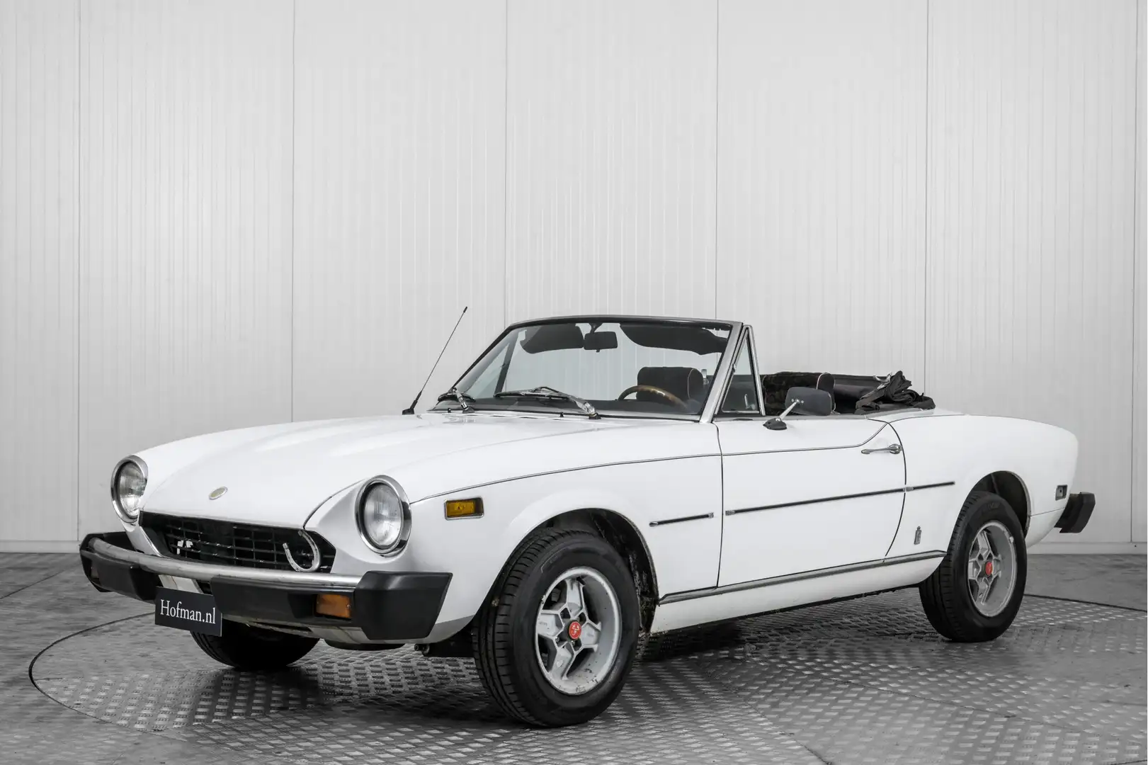 Fiat 124 Spider . Blanc - 1