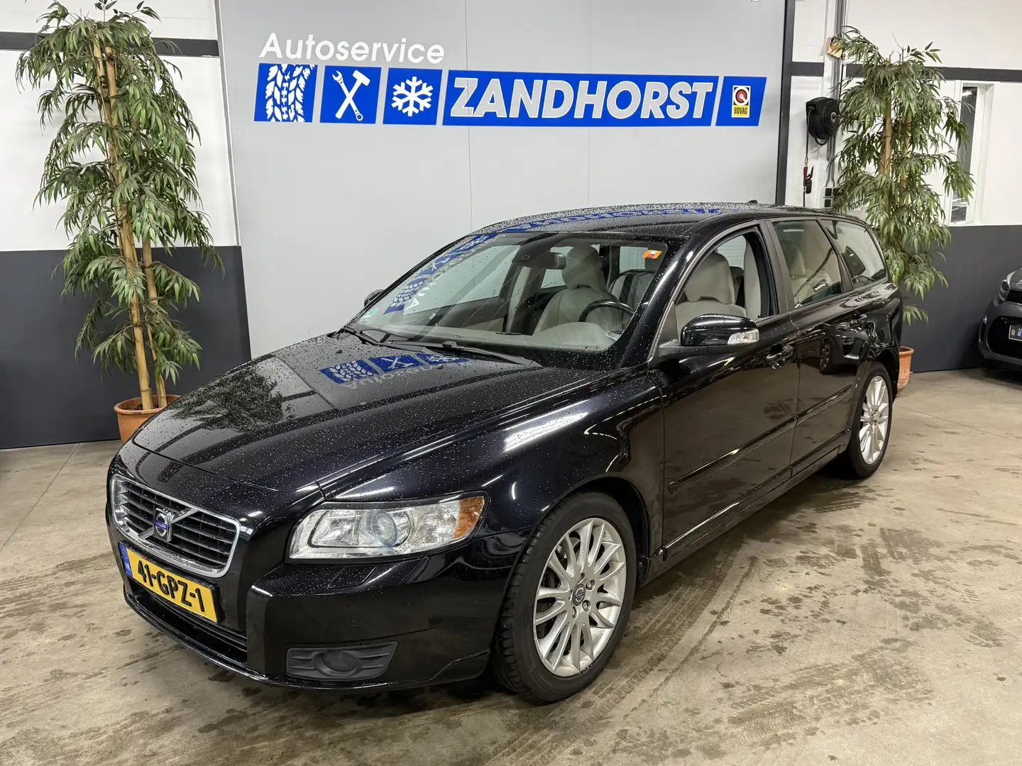 Volvo V50 2.0D Momentum // Autom // Leer // Xenon Schwarz - 1